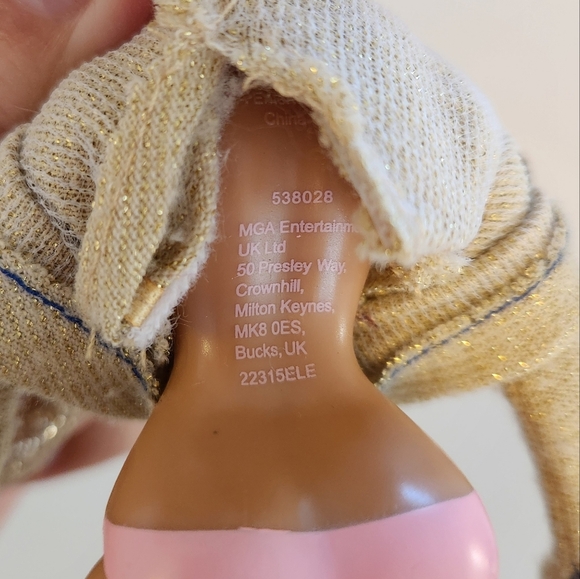 BRATZ Doll Snowkissed Yasmin Brown Purple Hair Glitter Brown Eyes Metallic dress - Picture 7 of 8